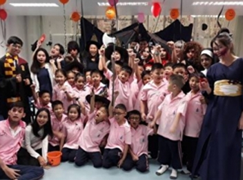 Tuesday, 31 October, 2060. First year
students in English, Faculty of
Education, Suan Sunandha Rajabhat
University.