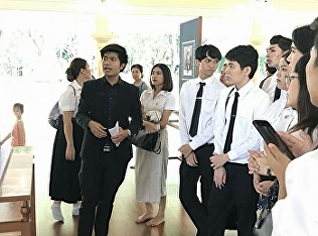 Thai teachers pass back to read the
script