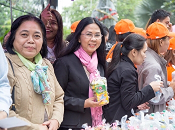 27 ธันวาคม 2560 รศ.ดร.นันทิยา น้อยจันทร์
คณบดีคณะครุศาสตร์พร้อมด้วย
อาจารย์และเจ้าหน้าที่ ทำบุญใส่บาตร
เนื่องในโอกาส วันขึ้นปีใหม่ 2561 ณ
อาคารสำนักงานอธิการบดี