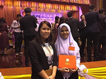 อ.สิริอร จุลทรัพย์ หัวหน้าสาขา
วิชาภาษาไทยพร้อมด้วย นางสาว นดา เซ็นบัตร
ปี 3 สาขาวิชาภาษาไทย
เข้าร่วมการประกวดข้อเขียนความประทับใจที่ศิษย์มีต่อครู