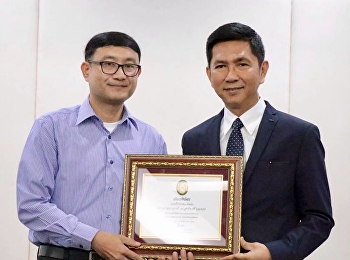 ๑๕ มกราคม ๒๕๖๑ รศ.ดร.ฤๅเดช เกิดวิชัย
อธิการบดีมหาวิทยาลัยราชภัฏสวนสุนันทา
เป็นประธานกล่าวเปิดงานการประชุมชี้แจงโครงการพัฒนาผลงานและเพิ่มตำแหน่งทางวิชาการ
(Fast Track) ประจำปีงบประมาณ ๒๕๖๑
พร้อมทั้ง
มอบเกียรติบัตรแก่ผู้ได้รับแต่งตั้งให้ดำรงตำแหน่งทางวิชากา