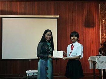 วันที่ 20 – 21 มกราคม สาขาภาษาอังกฤษ
คณะครุศาสตร์ ได้รับเกียรติจาก
รองศาสตราจารย์ ดร. นันทิยา น้อยจันทร์
คณบดีคณะครุศาสตร์
เป็นประธานเปิดโครงการและร่วมเป็นคณะกรรมการตัดสินการแสดงกลุ่ม
“เล่นหนึ่งฟินสี่” ภายใต้คอนเส็ปต์
“ร้องเล่นเต้นเล่า” (“Show one Impress