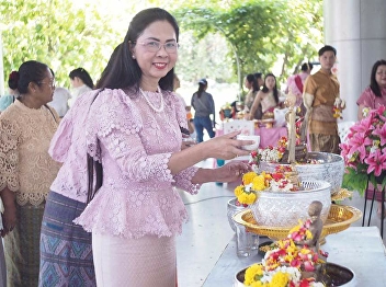April 22, 2018. Associate Professor Dr.
Nantiya Noichan, Dean of Faculty of
Education With teachers in primary
school. Songkran Festival and
merit-making ceremony for students to
receive blessings from teachers in the
field of Early Childhood Education at