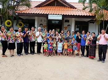 3 พ.ค.61 อาจารย์ ดร.กรรณิการ์
ภิรมย์รัตน์
รองคณบดีฝ่ายวิจัยและบริการวิชาการ
พร้อมด้วย ผู้ช่วยศาสตราจารย์ สิริมณี
บรรจงอาจารย์ทีมงานวิจัย และ นางสาว
มณีเนตร รวมภักดี เจ้าหน้าที่
ฝ่ายวิจัยและบริการวิชาการ
เดินทางไปเก็บข้อมูลการประเมินโครงการมหัศจรรย์สื่อสร้