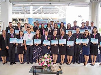 25 พฤษภาคม 2561 รองศาสตราจารย์
ดร.นันทิยา น้อยจันทร์ เป็นประธาน
มอบเกียติบัตร
ให้ผู้เข้าร่วมการประชุมวิชาการระดับชาติ
“การศึกษาเพื่อพัฒนาการเรียนรู้ ครั้งที่
2 ประจำปี 2561” ประเภทโปสเตอร์ ณ
ลานบ้านครู