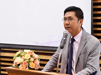 อธิการบดีมหาวิทยาลัยราชภัฏสวนสุนันทา
กล่าวต้อนรับผู้ร่วมประชุมแนวทางการดำเนินงานขับเคลื่อนหลักสูตรการผลิตครูเป็นเลิศ
4 ปี