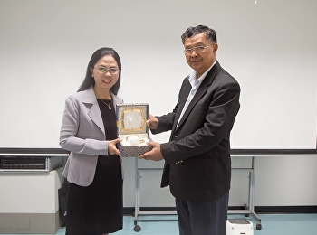 รองศาสตราจารย์ ดร.นันทิยา น้อยจันทร์
คณบดี คณะครุศาสตร์
มอบของที่ระลึกให้คณะกรรมการการตรวจประเมินมาตรฐานการผลิตและมาตรฐานบัณฑิต