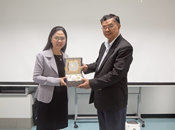 Associate Professor Dr. Nantiya Noichan,
Dean of the Faculty of Education,
presented a souvenir to the Auditing
Committee for Production Standards and
Graduate Standards