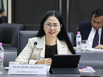 Associate Professor Dr. Nantiya Noichun,
Dean of the Faculty of Education
Attending the University Executive
Committee Meeting No. 2/2017 at the
Council Meeting Room, Building 31, 5th
Floor