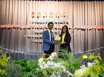 Prof. Dr. Kannika Phiromrat, Deputy Dean
for Research and Academic Services Gave
a souvenir to Assoc. Prof. Dr. Ruchet
Kerdwichai, President of Suan Sunandha
Rajabhat University