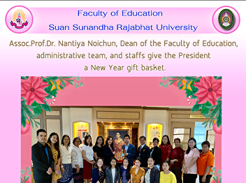 Assoc.Prof.Dr. Nantiya Noichun, Dean of
the Faculty of Education, administrative
team, and staffs give the President a
New Year gift basket.