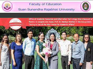 Office of Academic Resources and
Information Technology Give a bouquet of
 flowers to congratulate Assoc. Prof.
Dr. Nantiya Noichan in the inauguration.
 