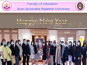 Executives and personnel of the Faculty
of Education give a Happy New Year
basket to President of Suan Sunandha
Rajabhat University