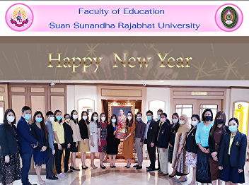 Executives and personnel of the Faculty
of Education give a Happy New Year
basket to the Director of the Office of
General Education and Electronic
Learning Innovation.