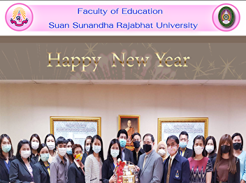 Executives and personnel of the Faculty
of Education give a Happy New Year
basket to the director of the
Institution of Lifelong Learning
Promotion and Creativity