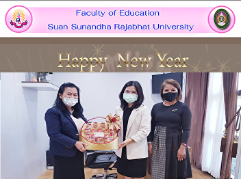 Dean of the Faculty of Education Suan
Sunandha Rajabhat University Give a
basket Happy New Year to Prof. Dr.
Suwanee Yodchim, Vice President for
Research and Development