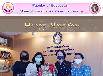 Dean of the Faculty of Education Suan
Sunandha Rajabhat University Giving a
Happy New Year basket to Asst. Prof.
Dr.Rosjana Chandhasa, Director of
Research and Development Institute