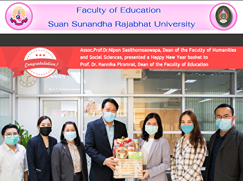 Assoc.Prof.Dr.Nipon Sasithornsaowapa,
Dean of the Faculty of Humanities  and
Social Sciences, presented a Happy New
Year basket to Prof. Dr. Kannika
Piromrat, Dean of the Faculty of
Education