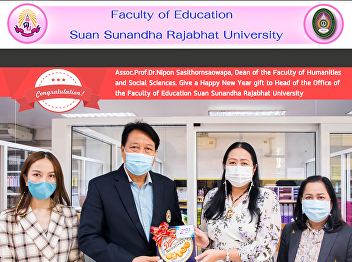 Assoc.Prof.Dr.Nipon Sasithornsaowapa,
Dean of the Faculty of Humanities  and
Social Sciences. Give a Happy New Year
gift to Head of the Office of  the
Faculty of Education Suan Sunandha
Rajabhat University