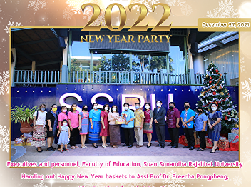 Executives and personnel, Faculty of
Education, Suan Sunandha Rajabhat
University Handing out Happy New Year
baskets to Asst.Prof.Dr. Preecha
Pongpheng,Vice President for
Administration