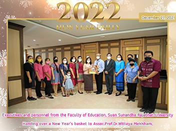 Executives and personnel from the
Faculty of Education, Suan Sunandha
Rajabhat University Handing over a New
Year's basket to Assoc.Prof.Dr.Wittaya
Mekkham,Vice President for Planning and
Quality Assurance
