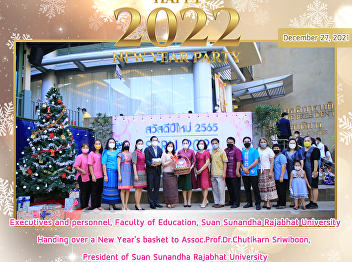 Executives and personnel, Faculty of
Education, Suan Sunandha Rajabhat
University Handing over a New Year's
basket to Assoc.Prof.Dr.Chutikarn
Sriwiboon,President of Suan Sunandha
Rajabhat University
