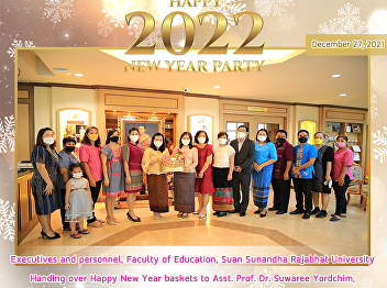 Executives and personnel, Faculty of
Education, Suan Sunandha Rajabhat
University Handing over Happy New Year
baskets to Asst. Prof. Dr. Suwaree
Yordchim,Vice President for Research and
Development