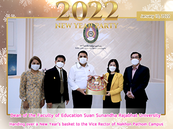 Dean of the Faculty of Education Suan
Sunandha Rajabhat University Handing
over a New Year's basket to the Vice
Rector of Nakhon Pathom Campus