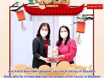 Asst. Prof. Dr. Boonrudee  Udomphol,
Lecturer of Faculty of Education Giving
gifts for Chinese New Year To the Dean
of the Faculty of Education