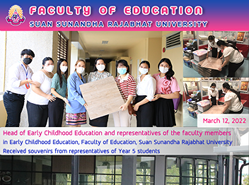 Head of Early Childhood Education and
representatives of the faculty members
in Early Childhood Education, Faculty of
Education, Suan Sunandha Rajabhat
University Received souvenirs from
representatives of Year 5 students