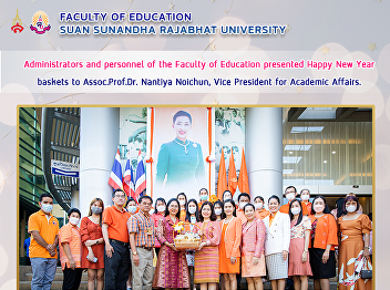 Administrators and personnel of the
Faculty of Education presented Happy New
Year baskets to Assoc.Prof.Dr. Nantiya
Noichun, Vice President for Academic
Affairs.