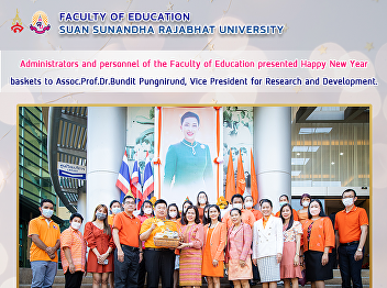 Administrators and personnel of the
Faculty of Education presented Happy New
Year baskets to Assoc.Prof.Dr.Bundit
Pungnirund, Vice President for Research
and Development.