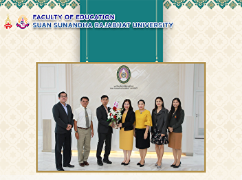 Faculty of Education, Suan Sunandha
Rajabhat University Give flowers to
congratulate 