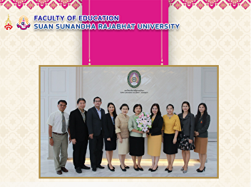 Faculty of Education, Suan Sunandha
Rajabhat University, Giving flowers to
congratulate 