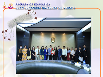 Faculty of Education, Suan Sunandha
Rajabhat University Giving flowers to
congratulate 